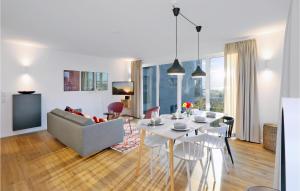 salon ze stołem i kanapą w obiekcie Stunning Apartment In Lembruch-dmmer See With Wifi w mieście Lembruch
