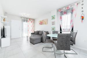 a living room with a table and a couch at Apartamento Milan in Dehesa de Campoamor