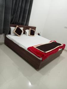uma cama grande com duas almofadas em cima em DIPEN GUEST HOUSE em Alwar