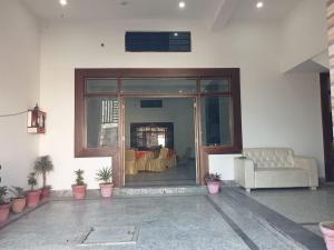 un soggiorno con divano di DIPEN GUEST HOUSE a Alwar