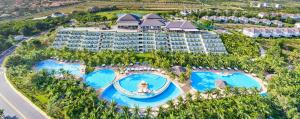 una vista aérea de un complejo con 2 piscinas en Căn hộ 1br Ocean Vista - SeaHome, en Phan Thiet