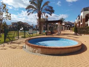 een klein zwembad midden op een binnenplaats bij THALLASA APARTMENT VERA PLAYA in Playas de Vera