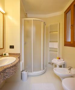 een badkamer met een douche en 2 wastafels bij Hotel Commercio & Pellegrino in Venetië
