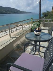 una mesa y sillas en un balcón con vistas al agua en Ocean views en Plataria