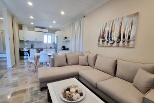 sala de estar con sofá, mesa y cocina en Katerina's Place en Argos