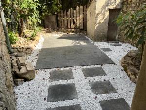 Fotografia z galérie ubytovania Logement atypique tout en pierre v destinácii La Coucourde