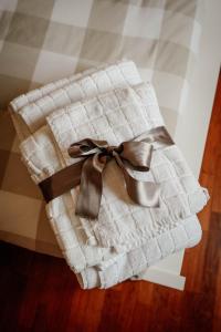 Una servilleta blanca con un moño marrón. en B&b Piazzetta, en Fermo