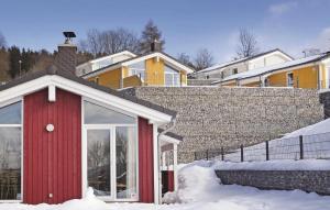 a red house in the snow in front of houses at St, Andreasberg, Haus 19 in Sankt Andreasberg