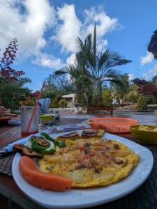 um prato com uma omelete e legumes sobre uma mesa em Rancho Tranquillo em Moyogalpa