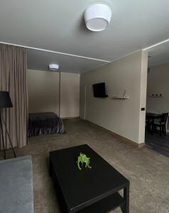 een woonkamer met een zwarte tafel en een bank bij Vėtrungės Apartamentai in Klaipėda