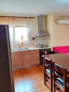 Kuchyň nebo kuchyňský kout v ubytování Dimis Apartment