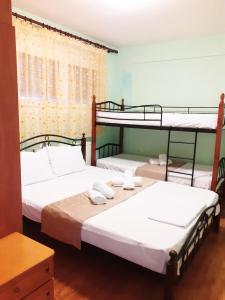 Katil dua tingkat atau katil-katil dua tingkat dalam bilik di Dimis Apartment