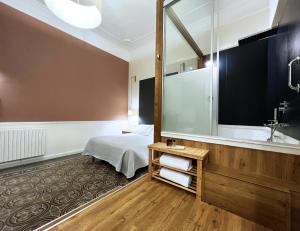 La salle de bains est pourvue d'un lit, d'un lavabo et d'une baignoire. dans l'établissement Bed in Spa, à Palerme