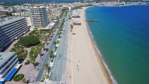 - une vue aérienne sur la plage et l'océan dans l'établissement appartement au LAGON BLEU à Fréjus, garage, tennis & piscine 1200 M2, à Fréjus