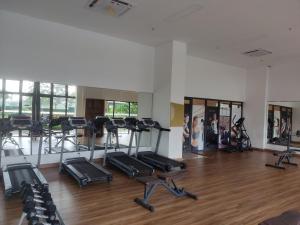 Fitness centrum a/nebo fitness zařízení v ubytování Apartemen Scandinavian 20m dengan 1 Kamar Tidur dan 1 Kamar Mandi di BSD Sky House BSD