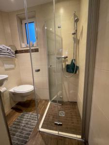 bagno con doccia e servizi igienici. di Haus Nilas am Meer a Cuxhaven