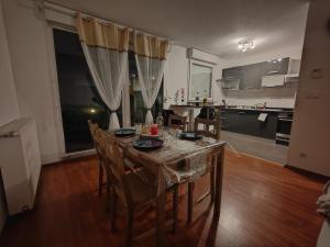 una cucina e una sala da pranzo con tavolo e sedie di Appartement rez-de-chaussé dans une petite ville au pied du massif des Vosges a Saverne