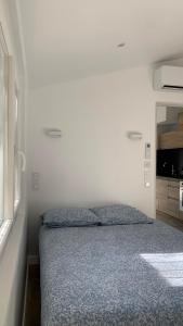 Een bed of bedden in een kamer bij Appartement proche de la mer