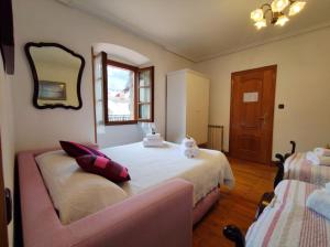 A bed or beds in a room at Casa Rural Betraunea