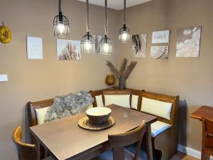 comedor con mesa, sillas y luces en Gästehaus „Bei Emmi“, en Lichtenberg