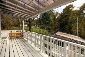 una terraza al aire libre con un banco y una pérgola en Nikko Forest House, en Nikko