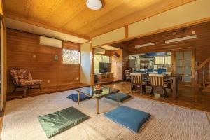Una sala de estar con una mesa y un comedor. en Nikko Forest House, en Nikko