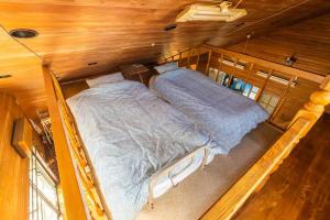 una vista aérea de una cama en una habitación en Nikko Forest House, en Nikko