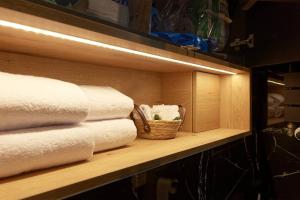a shelf with towels and a basket on it at Apartament e-Space in Rzeszów +34 photos