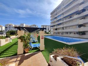 um apartamento com piscina num edifício em Beach apartment in Puerto Banus - Free parking - Wifi - swimming pool em Marbella
