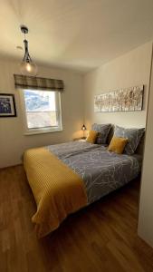 アイヒにあるApartment Hucklehausのベッドルーム1室(黄色い毛布付きのベッド1台付)