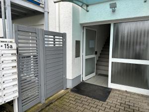 多特蒙德的住宿－Appartement House Dortmund，通往带门和楼梯的房屋的入口