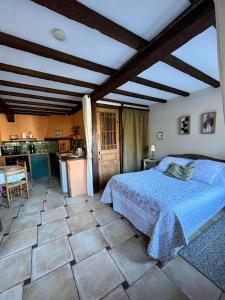 um quarto com uma cama e uma cozinha em Le Petit Bois Normand em Champ-du-Boult