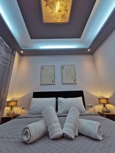 um quarto com uma cama grande e almofadas brancas em A&D Central Apartment em Volos