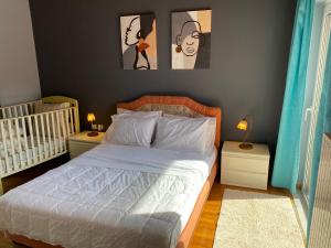 um quarto com uma cama e três fotografias na parede em Villa Aris em Olímpia