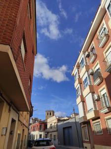 uitzicht op een steeg tussen twee gebouwen bij Reina Amalia in Quintanar de la Orden