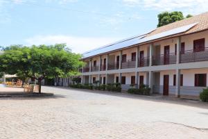 an empty street in front of a building at Hotel Pousada da Lapa in Bom Jesus da Lapa