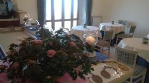 stół z choinką świąteczną. w obiekcie Villa dei Fantasmi w mieście Rocca di Papa +17 zdjęć