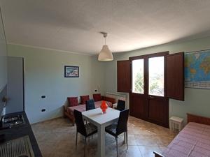 een woonkamer met een tafel en een bank bij Portoselvaggio Villa Martina in Santa Caterina di Nardò +49 foto's