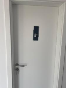 uma porta com um sinal que diz não em ROYAL APARTMENTS em Lunca de Sus