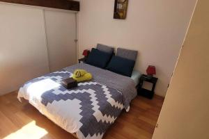 Łóżko lub łóżka w pokoju w obiekcie Bel appartement 6 personnes proche La Bresse