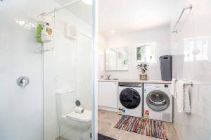 The Compact Cube - One-Bedroom Apartment on Summer tesisinde bir banyo