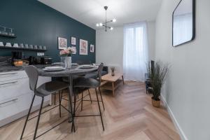 - une cuisine et une salle à manger avec une table et des chaises dans l'établissement ⟬Giacomelli⟭ Quartier Calme⁕WIFI⁕Proche Michelin⁕, à Clermont-Ferrand