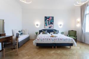 a bedroom with a bed and a desk and a couch at BOUTIQUE RESIDENCES at GAUDENZDORFER in Vienna