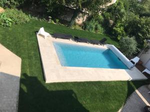 an overhead view of a swimming pool in a yard at maisonette cosy Blois in Blois