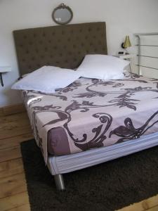 a bedroom with a bed with a purple and white blanket at maisonette cosy Blois in Blois