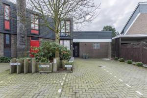 una casa con un árbol y una entrada de ladrillo en Am Horumertief, en Wangerland