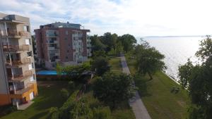 una vista aérea de un edificio junto al agua en Viktória Beach Apartman Gold 1. Siófok, en Siófok