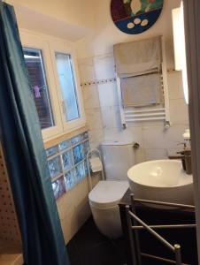 un bagno con un water e un lavandino di Appartamento La Posta Vecchia a Civita Castellana Altre 28 foto