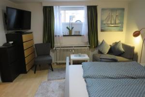 sala de estar con cama y TV en Wohnen in Schellhorn in der Nähe des Lanker Sees en Schellhorn