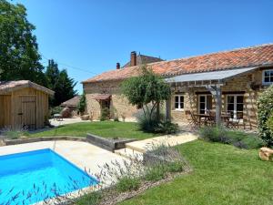 ein Steinhaus mit einem Pool im Hof in der Unterkunft Gîtes Lalaurie in Sauveterre-la-Lémance